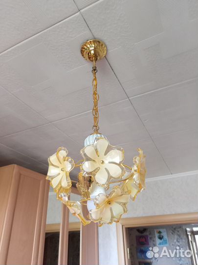 Продам люстру
