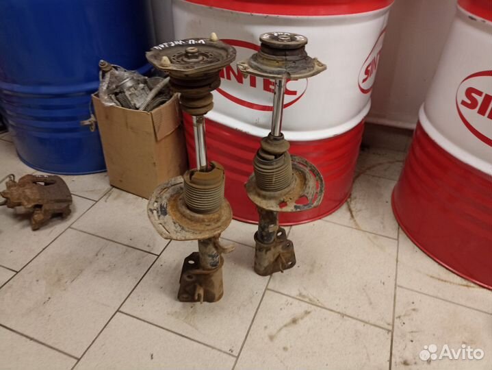 Стойка передняя Renault Laguna 2