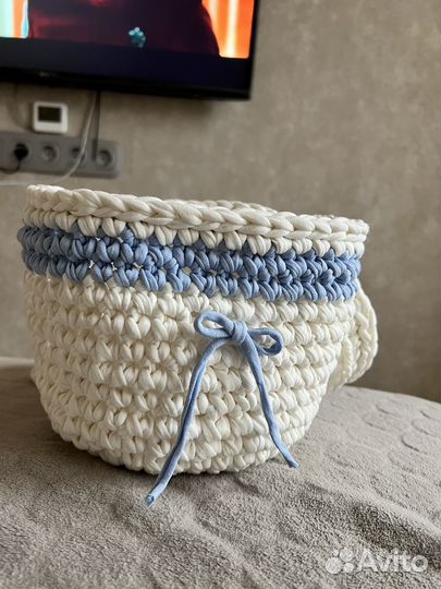 Вязаная корзина на детскую кроватку