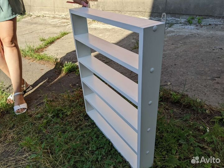 Полка белая настенная для лаков