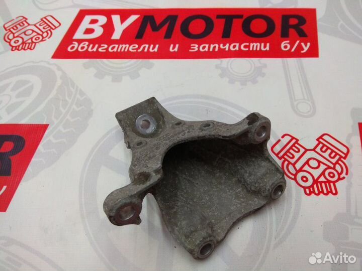 Кронштейн правый Audi A6 C6 3.2FSI 2005