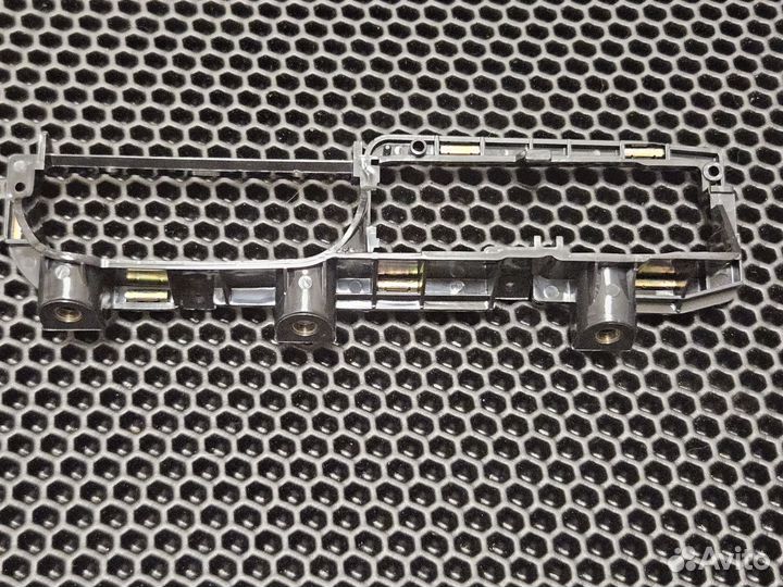 Кронштейн крепления ручки двери Passat B5