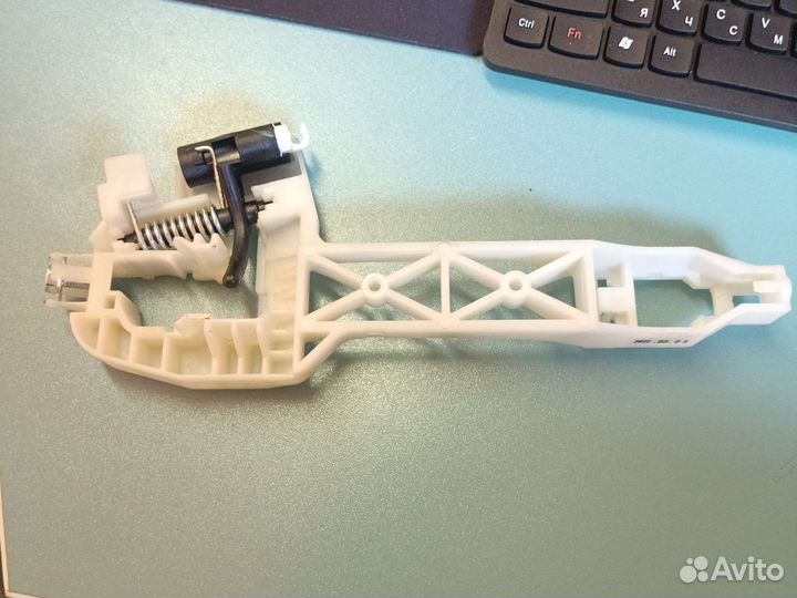 Кронштейн ручки задней левой двери Solaris 17