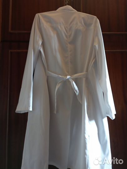 Белый медицинский халат