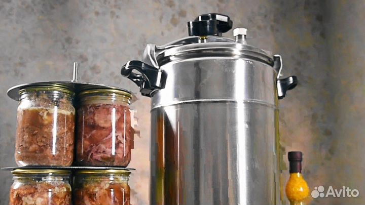 Рабочая в цех мясных консервов