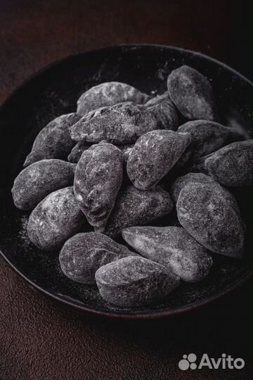 Черные пельмени с крабом и палтусом