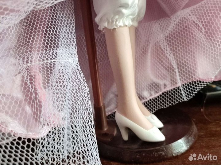 Кукла фарфоровая