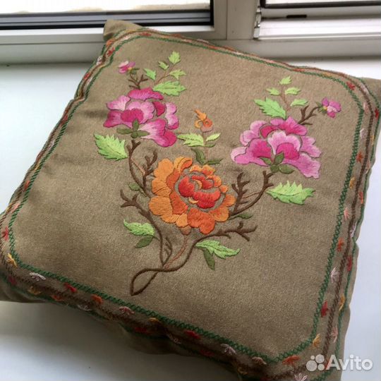 Подушка с вышивкой ручная работа