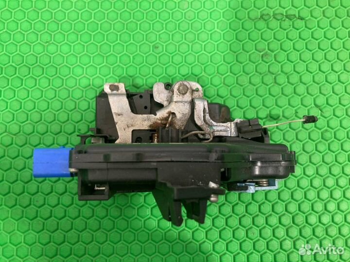 Замок двери передний правый Volkswagen Touareg 7L6