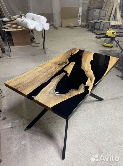 Стол из слэба и смолы