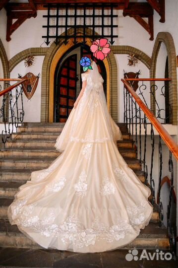 Свадебное платье со шлейфом от Мери Трюфель