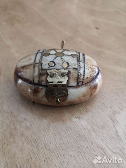 Шкатулка, статуетки