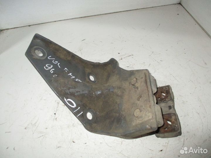 Кронштейн радиатора правый Volvo 1674055