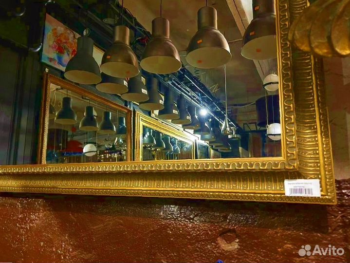 Большое зеркало в багетной раме