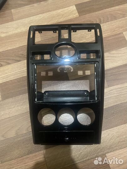 Центральная глянцевая консоль