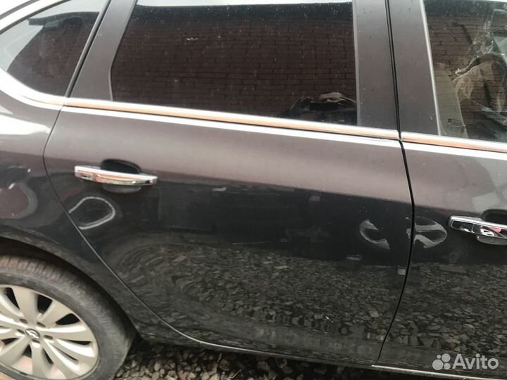 Задняя правая дверь на опель астра J