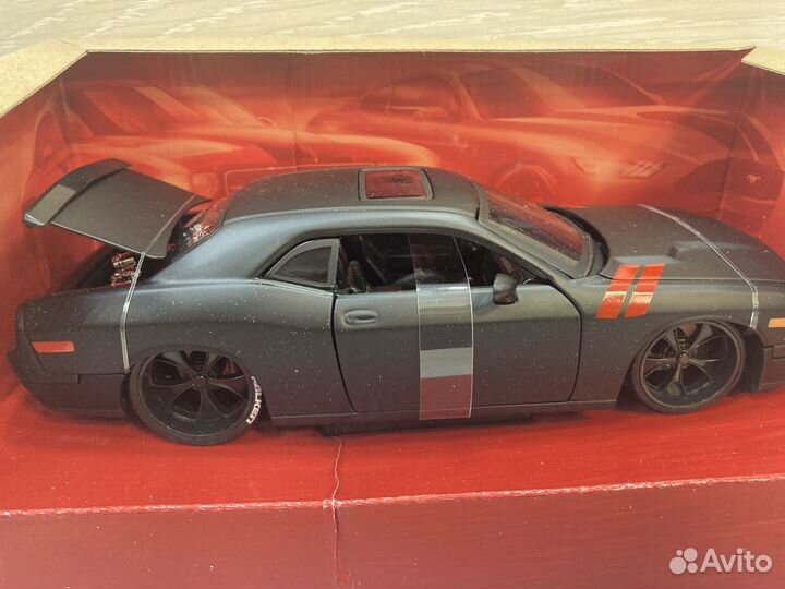 Модель автомобиля Dodge challenger 2008 1:24