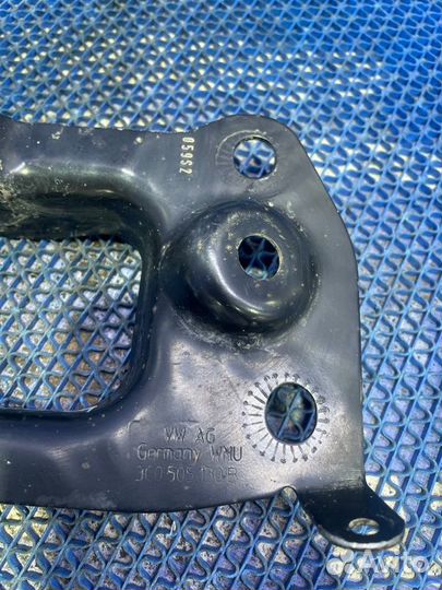 Крепление рычага подвески Volkswagen Passat B7