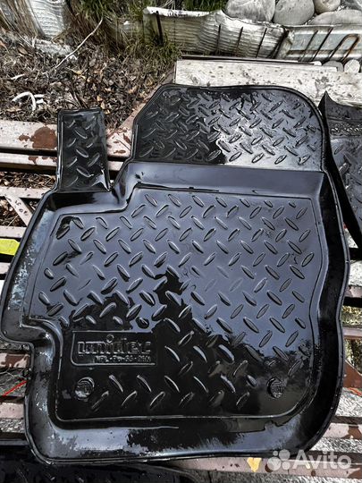 Резиновый коврик в машину mazda3