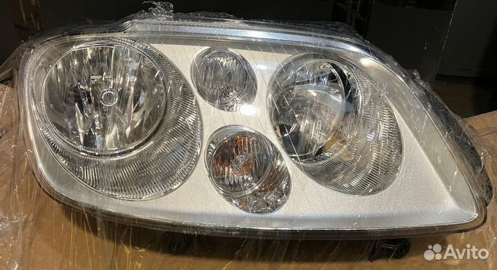 VW Touran 03-06 Фара magnetti marelli правая