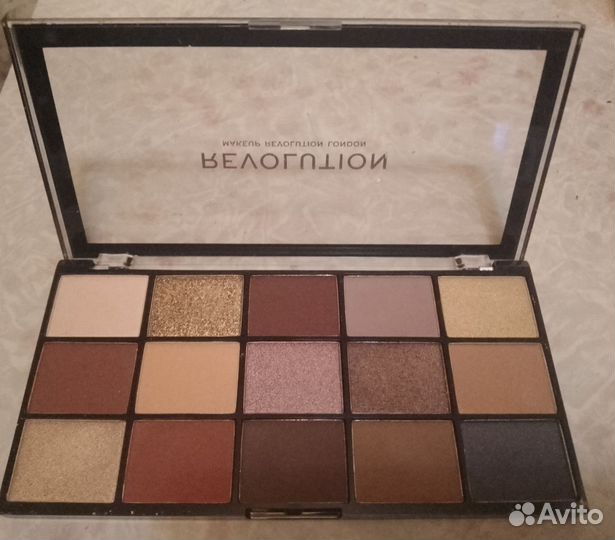 Палетка перламутровых и матовых теней Revolution