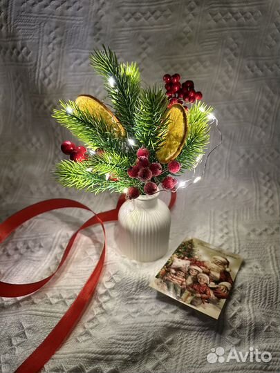 Новогодняя композиция подарок икебана