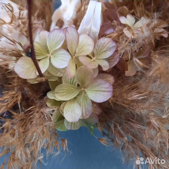 Венок из сухоцветов и черепов кроликов