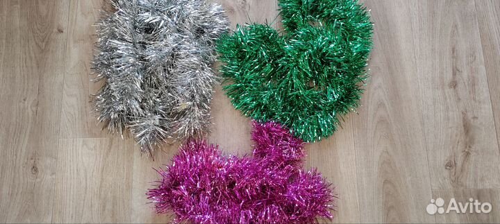 Мишура новогодняя и игрушки