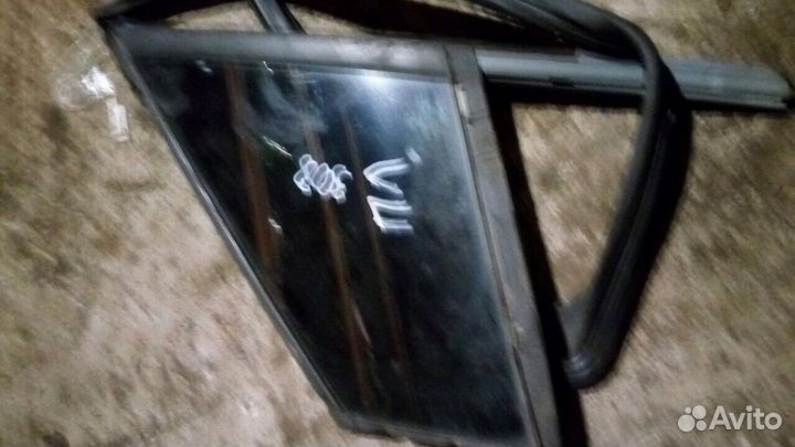 Стекло уголок передний левый Пежо 308