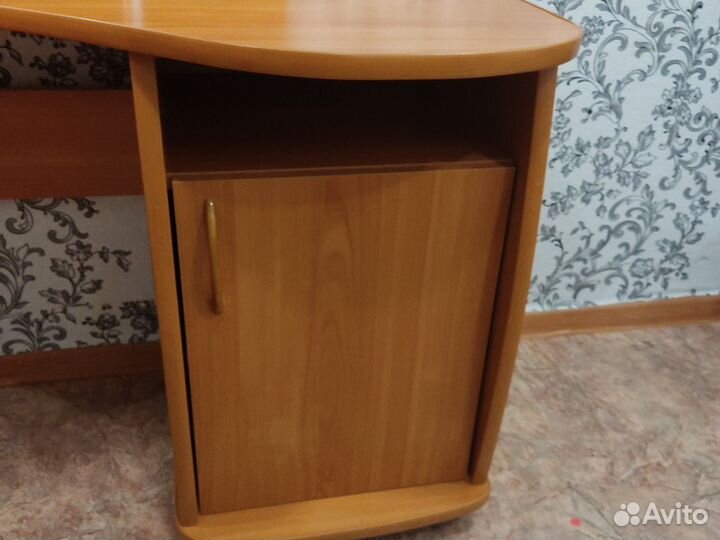 Туалетный столик с зеркалом