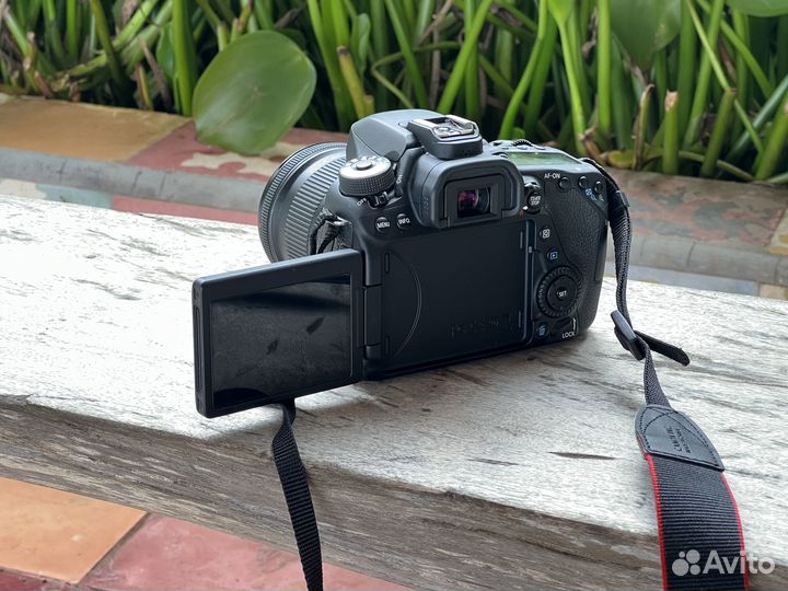 Зеркальная фотокамера Canon