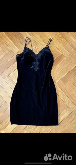 Черное бархатное платье