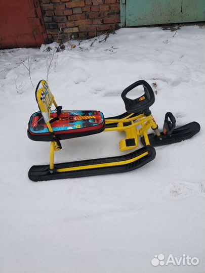 Детский снегокат со спинкой