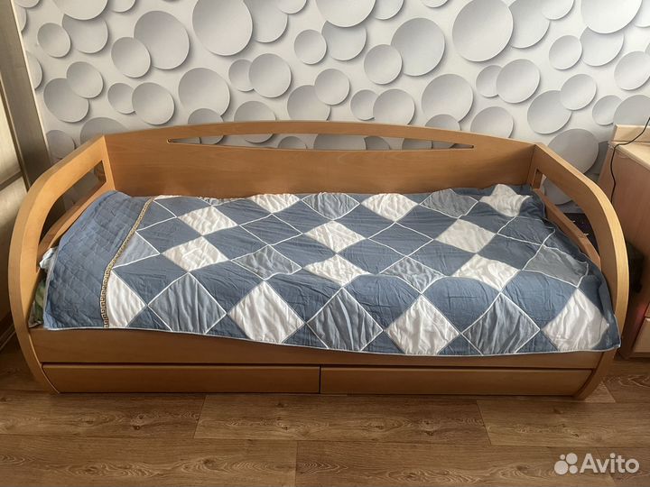 Кровать односпальная из массива