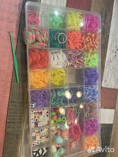 Боаслеты из резиночек с брелками и без на заказ