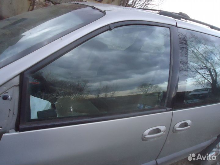 Стекло правой двери Chrysler Voyager 3