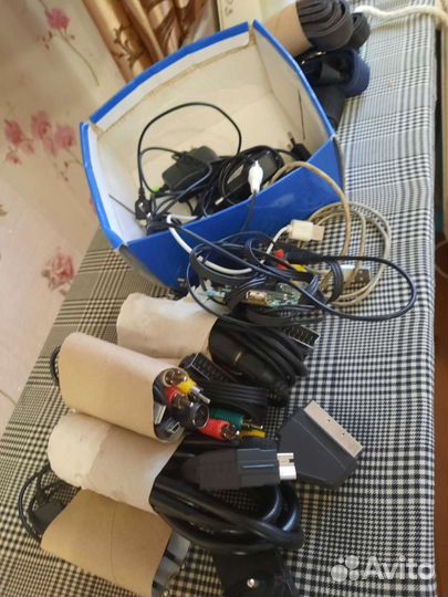 Зарядные устройства разные и шнуры