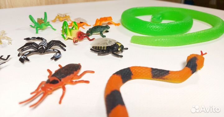 Игрушечные насекомые, змеи, ящерицы