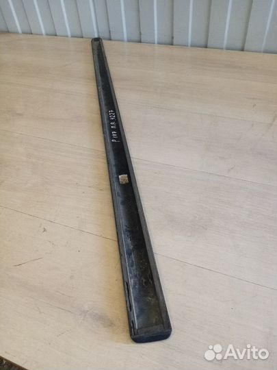 Молдинг на дверь передний правый Peugeot 107 1KR