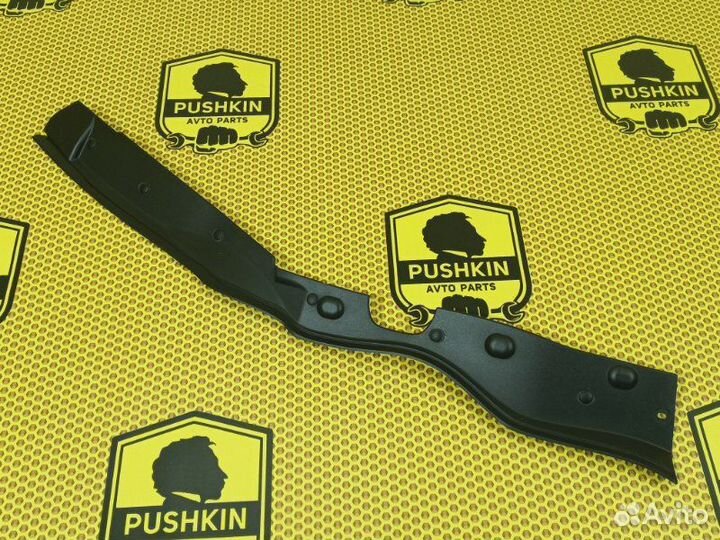 Обшивка крышки багажника боковая правая Renault