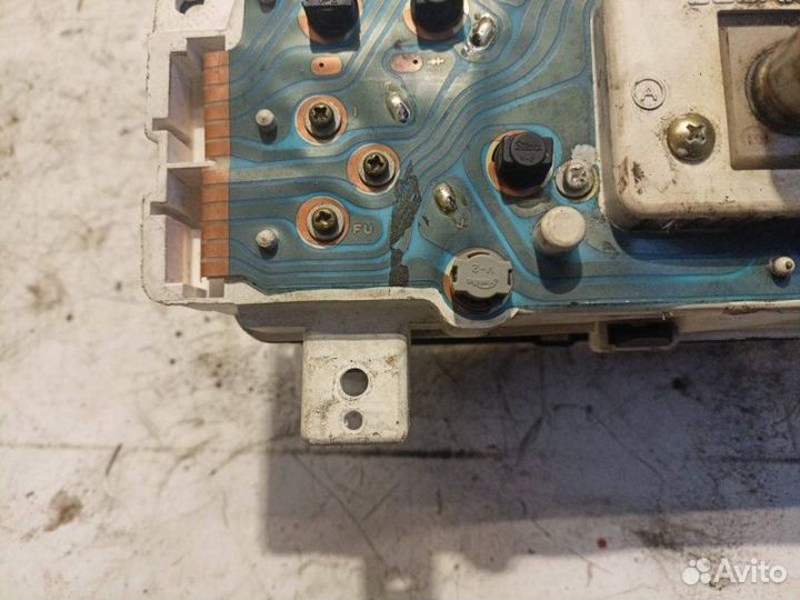 Панель приборов (щиток) Subaru Legacy 1992