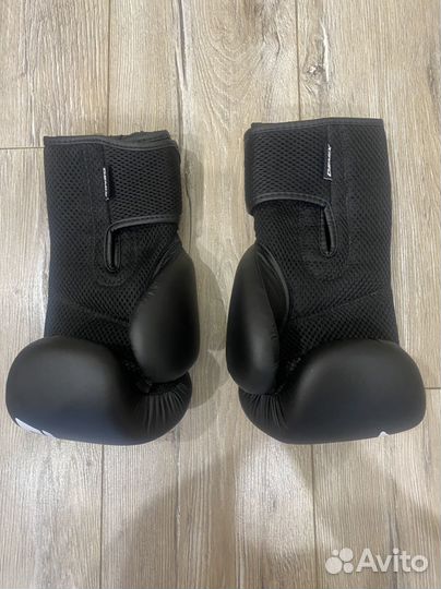 Боксерские перчатки 8 oz + бинты