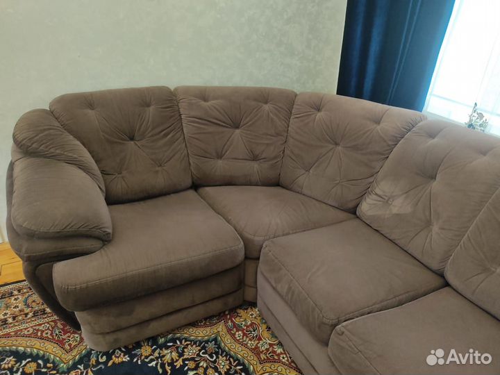 Большой угловой диван с креслом