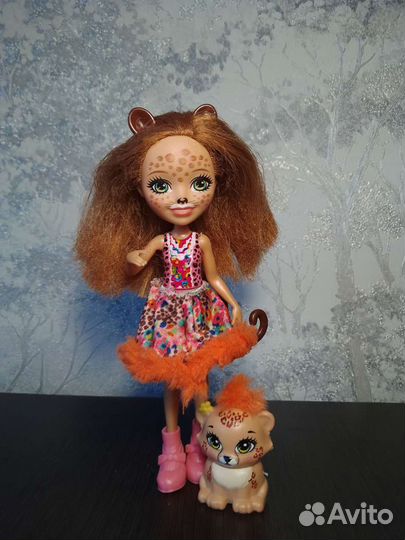 Девочка Гепарда с питомцем