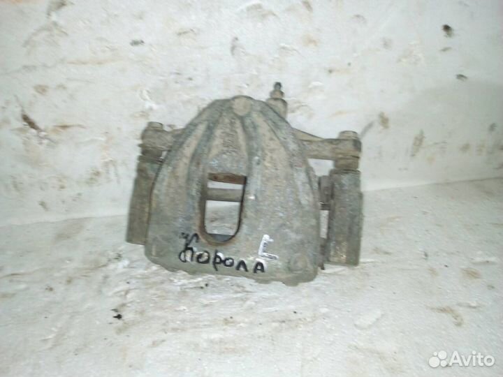 Передний левый суппорт королла