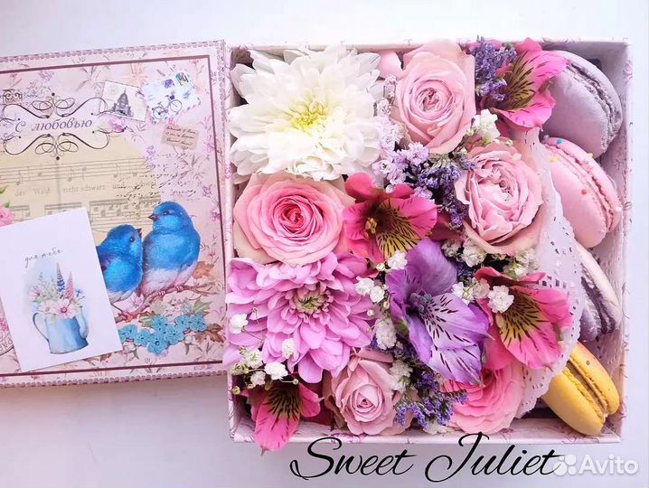 Цветы в коробке с макарони Доставка цветов.Подарки