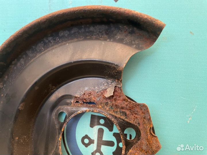 Пыльник тормозного диска задний правый Toyota