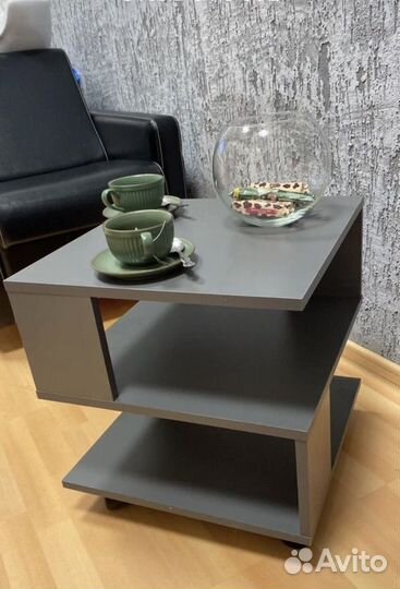 Журнальный стол на колесиках