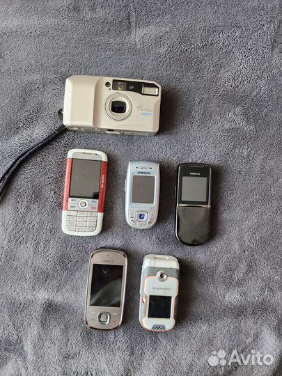 Старые телефоны и фотоаппарат