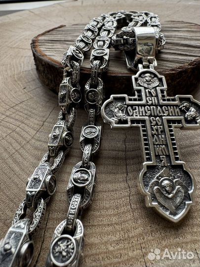 Серебряная цепь и серебряный крест